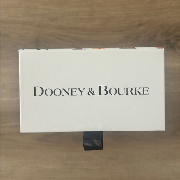 Disney Dooney & Bourke MagicBand 2, Holiday Dogs Limited Edition, Rare NWT - Picture 3 of 14